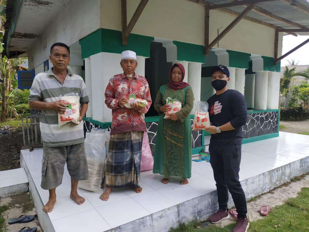 Tim Hendy Siswanto Center Blusukan Bagi Paket Beras di Bangsalsari
