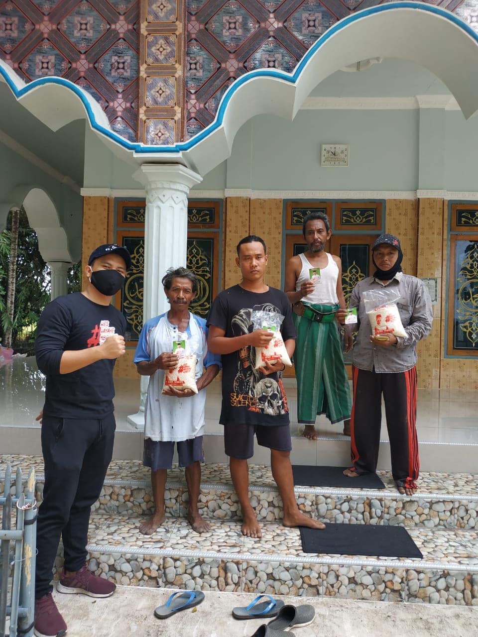 Tim Hendy Siswanto Center Blusukan Bagi Paket Beras di Bangsalsari