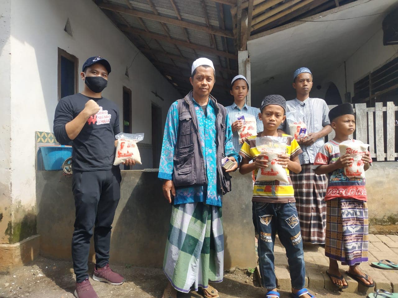 Tim Hendy Siswanto Center Blusukan Bagi Paket Beras di Bangsalsari