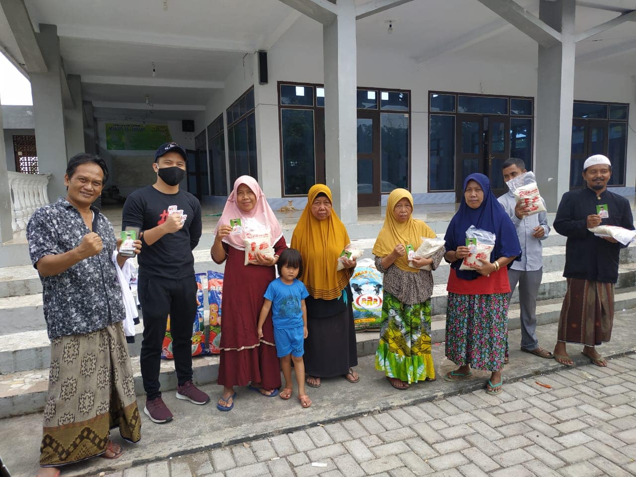Tim Hendy Siswanto Center Blusukan Bagi Paket Beras di Bangsalsari