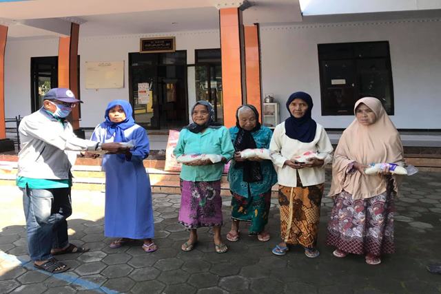 Bagikan Paket Beras, Tim Hendy Siswanto Center Sambangi Arjasa dan Jelbuk