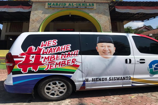 Bagikan Paket Beras, Tim Hendy Siswanto Center Sambangi Arjasa dan Jelbuk