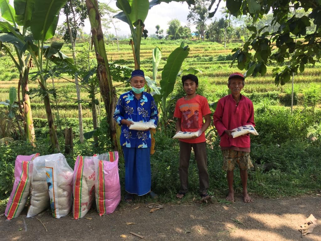 Bagikan Paket Beras, Tim Hendy Siswanto Center Sambangi Arjasa dan Jelbuk