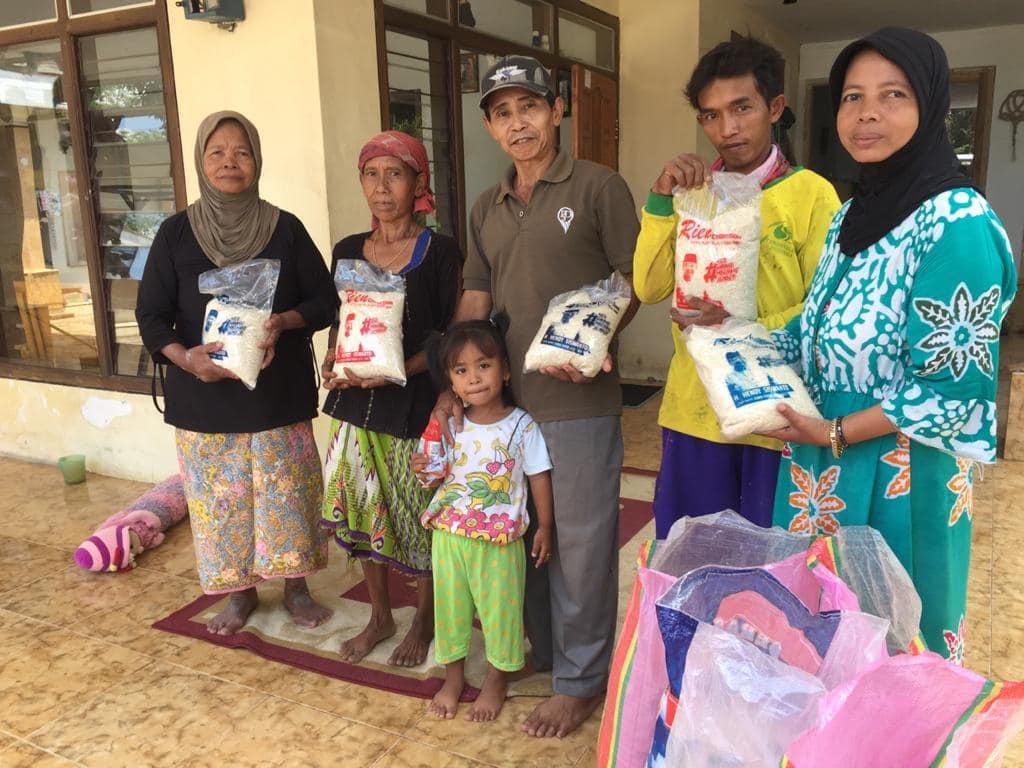 Bagikan Paket Beras, Tim Hendy Siswanto Center Sambangi Arjasa dan Jelbuk