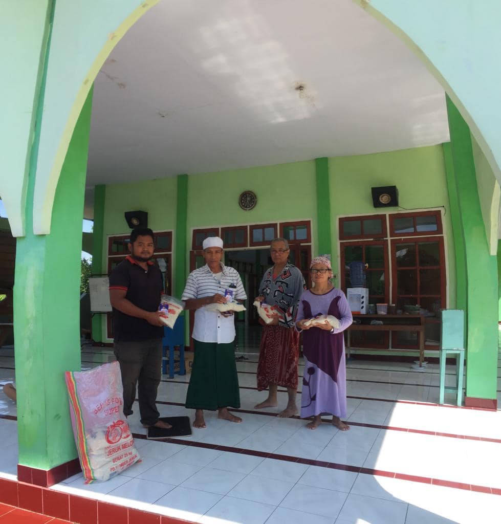 Bagikan Paket Beras, Tim Hendy Siswanto Center Sambangi Arjasa dan Jelbuk