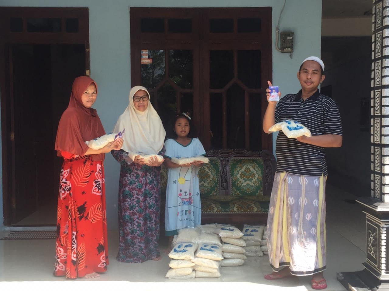 Tim Hendy Siswanto Center Kembali Blusukan Bagi Paket Beras, Kali ini ke Mumbulsari