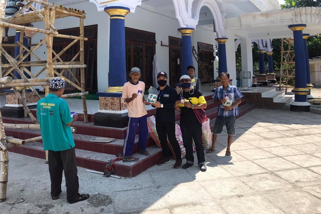 Tim Hendy Siswanto Center Kembali Blusukan Bagi Paket Beras, Kali ini ke Mumbulsari
