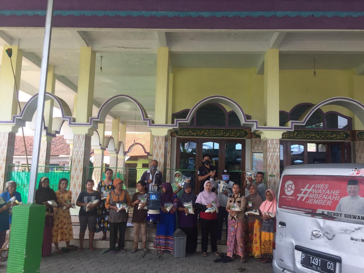 Tim Hendy Siswanto Center Kembali Blusukan Bagi Paket Beras, Kali ini ke Mumbulsari