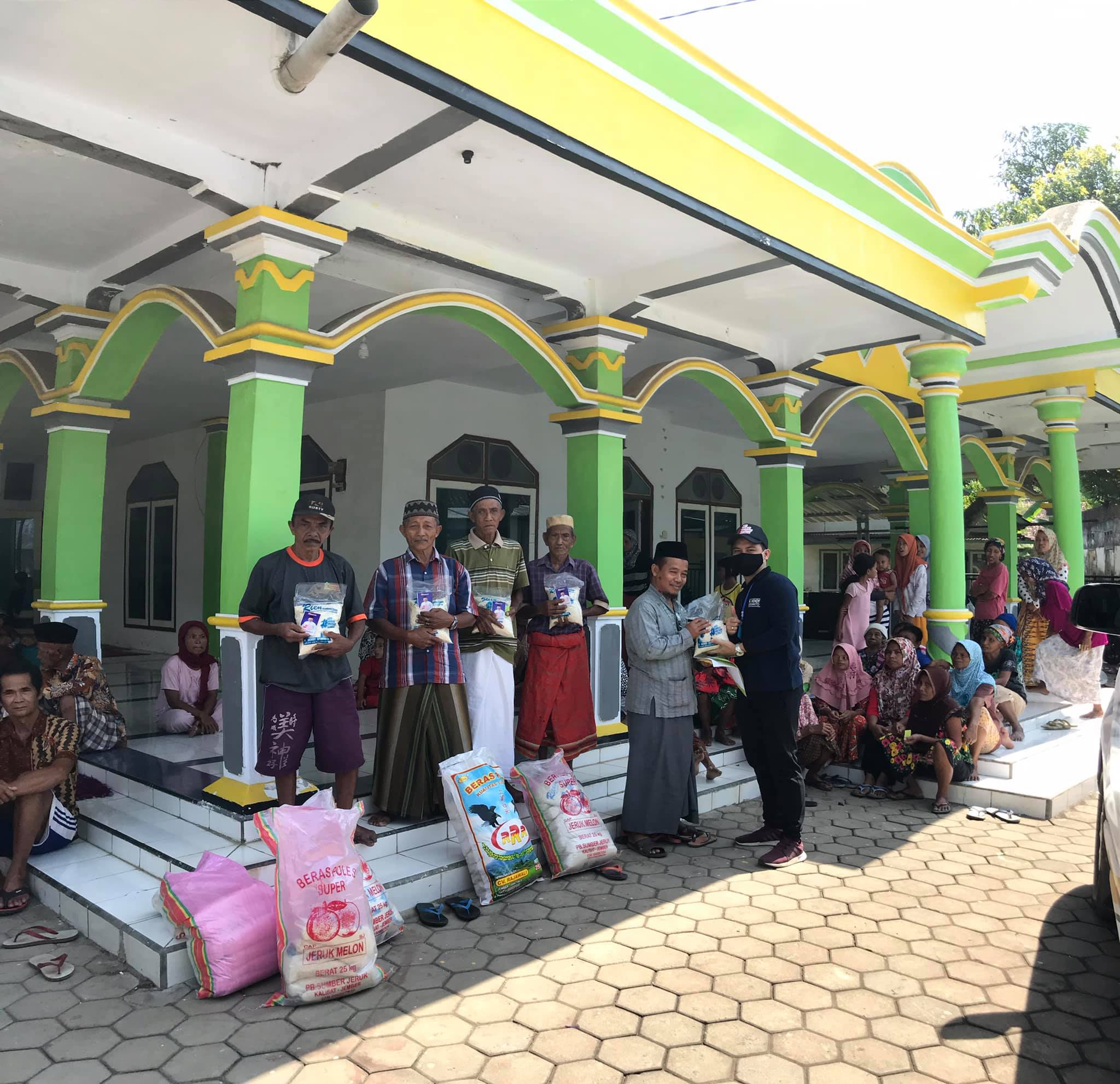 Tim Hendy Siswanto Center Kembali Blusukan Bagi Paket Beras, Kali ini ke Mumbulsari