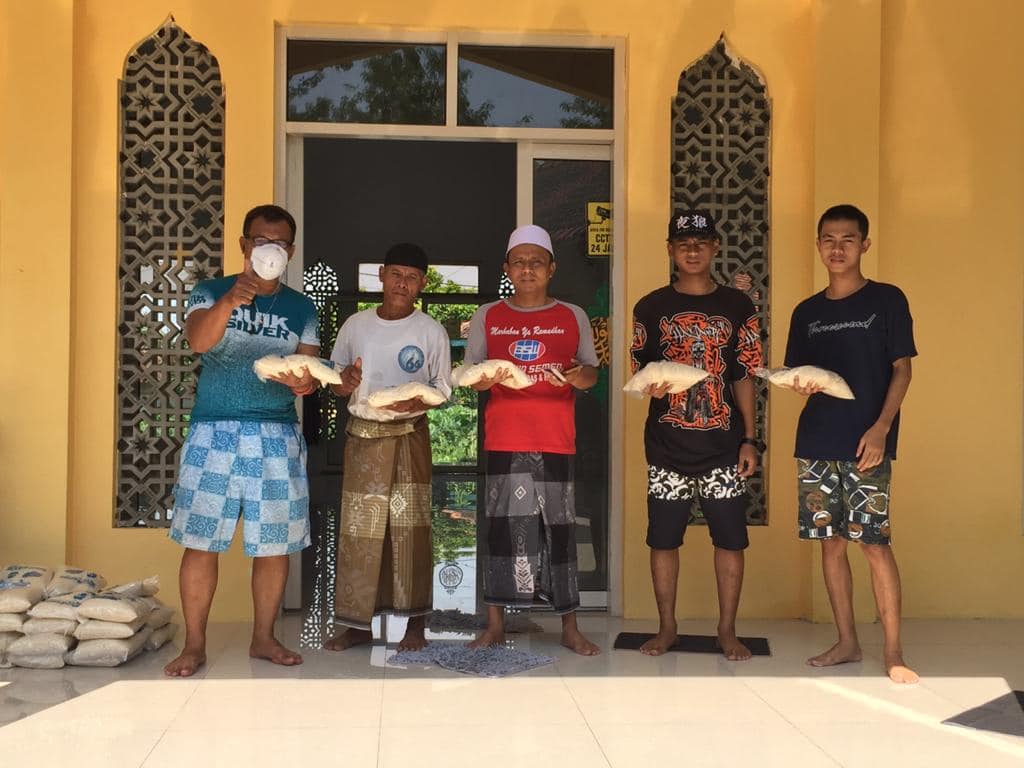Tim Hendy Siswanto Center Kembali Blusukan Bagi Paket Beras, Kali ini ke Mumbulsari
