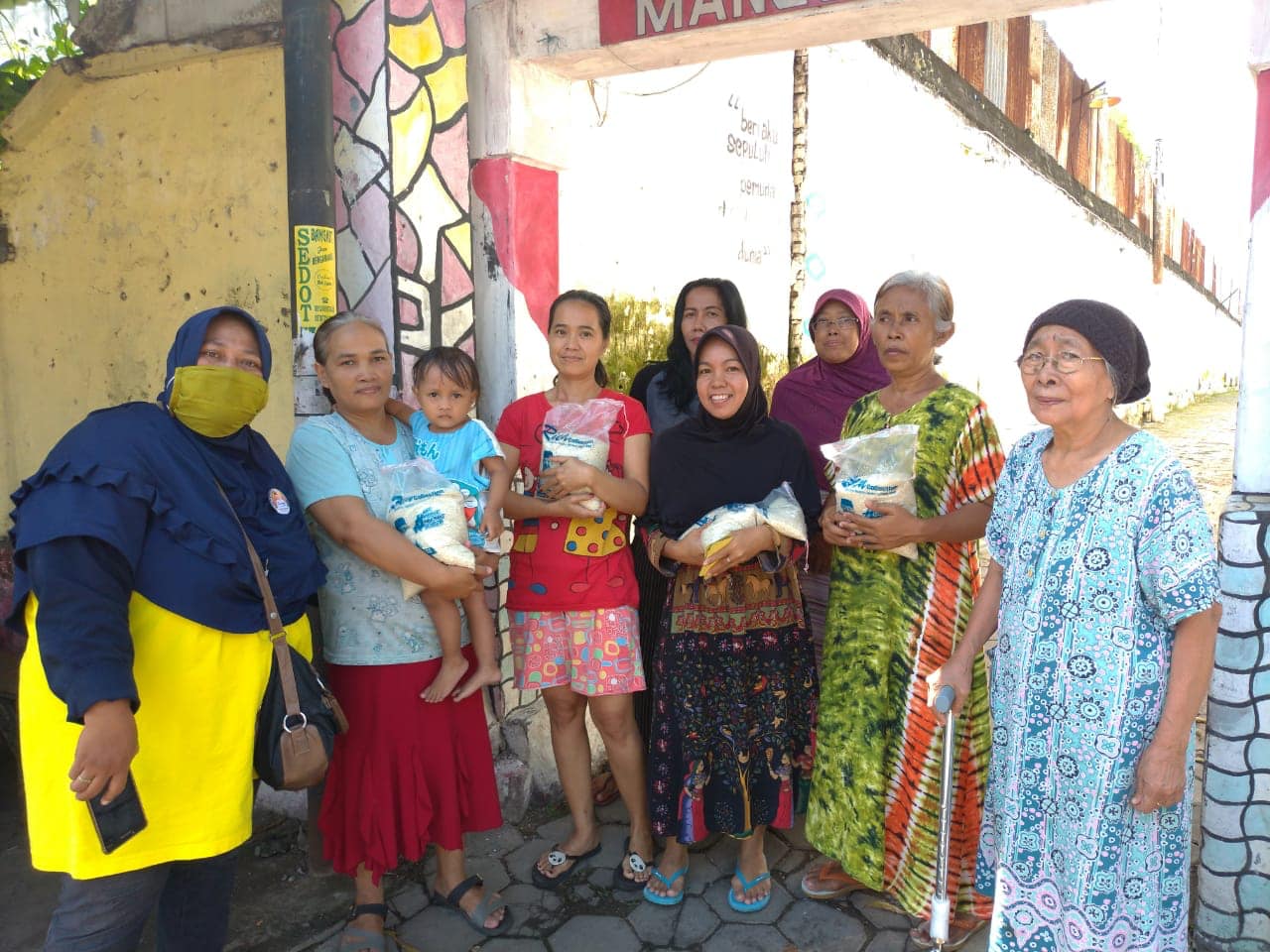 Tim Hendy Siswanto Center Lakukan Kegiatan Bagi-bagi Beras di Gebang Puring, Jember