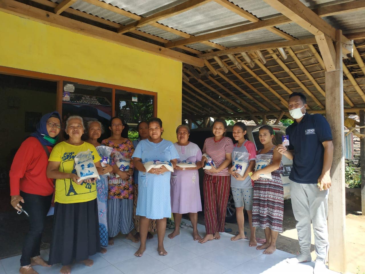 Tim Hendy Siswanto Center Lakukan Kegiatan Bagi-bagi Beras di Gebang Puring, Jember