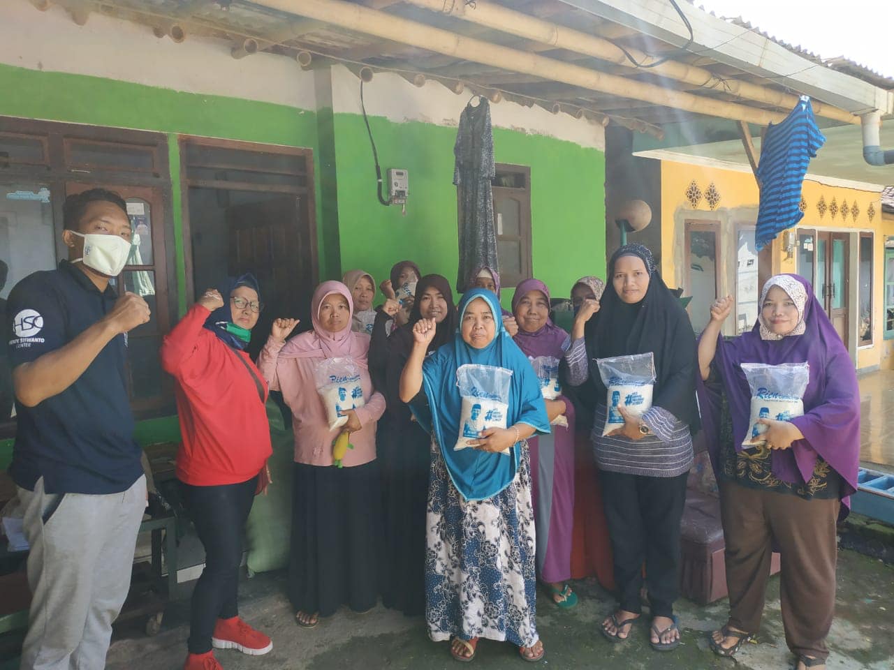Tim Hendy Siswanto Center Lakukan Kegiatan Bagi-bagi Beras di Gebang Puring, Jember