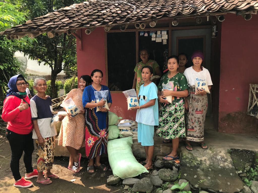 Tim Hendy Siswanto Center Lakukan Kegiatan Bagi-bagi Beras di Gebang Puring, Jember
