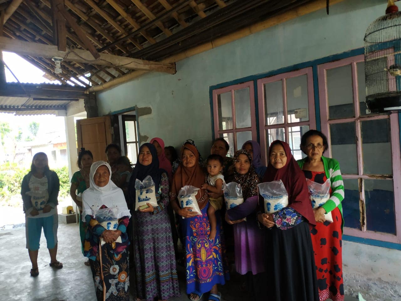 Tim Hendy Siswanto Center Lakukan Kegiatan Bagi-bagi Beras di Gebang Puring, Jember