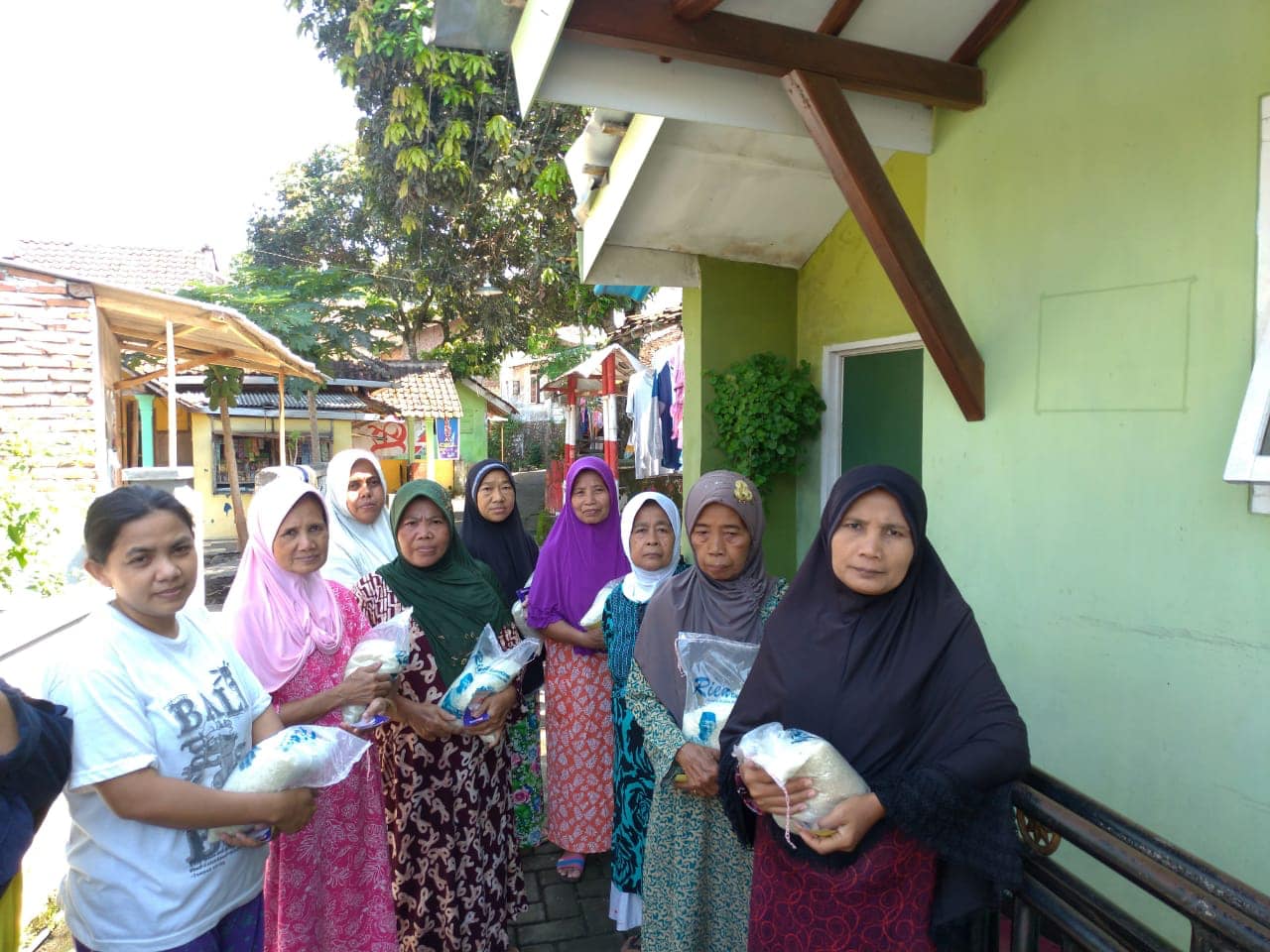 Tim Hendy Siswanto Center Lakukan Kegiatan Bagi-bagi Beras di Gebang Puring, Jember
