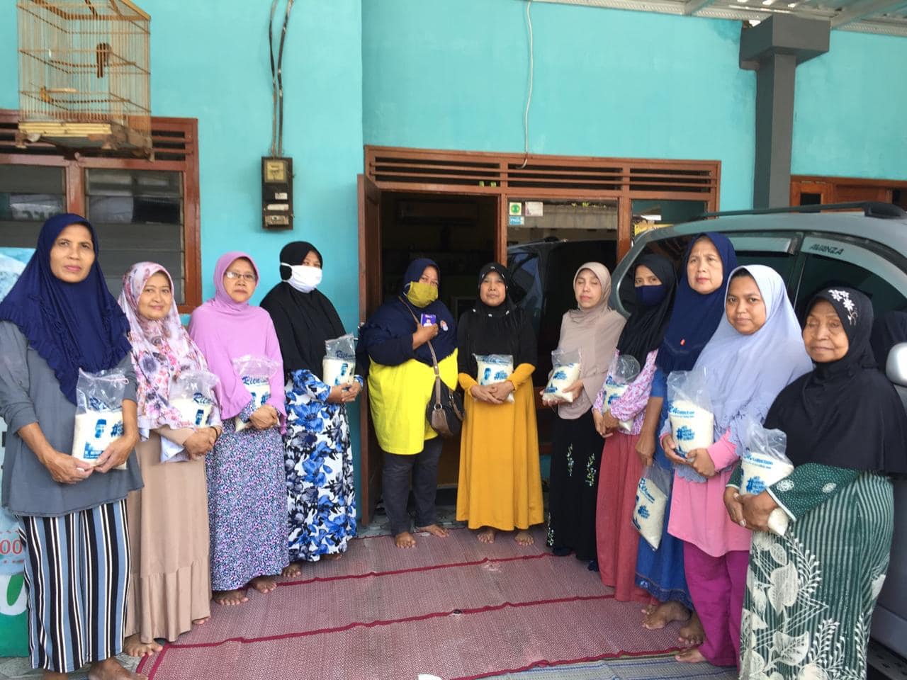 Tim Hendy Siswanto Center Lakukan Kegiatan Bagi-bagi Beras di Gebang Puring, Jember