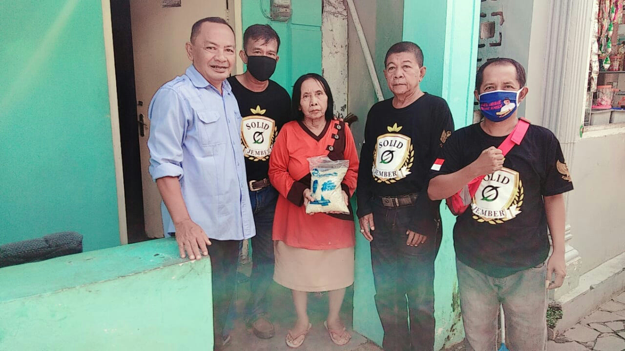 Tim Relawan H Hendy Siswanto, Solid Jember, Bagikan Paket Beras di Jalan Gatot Subroto Jember