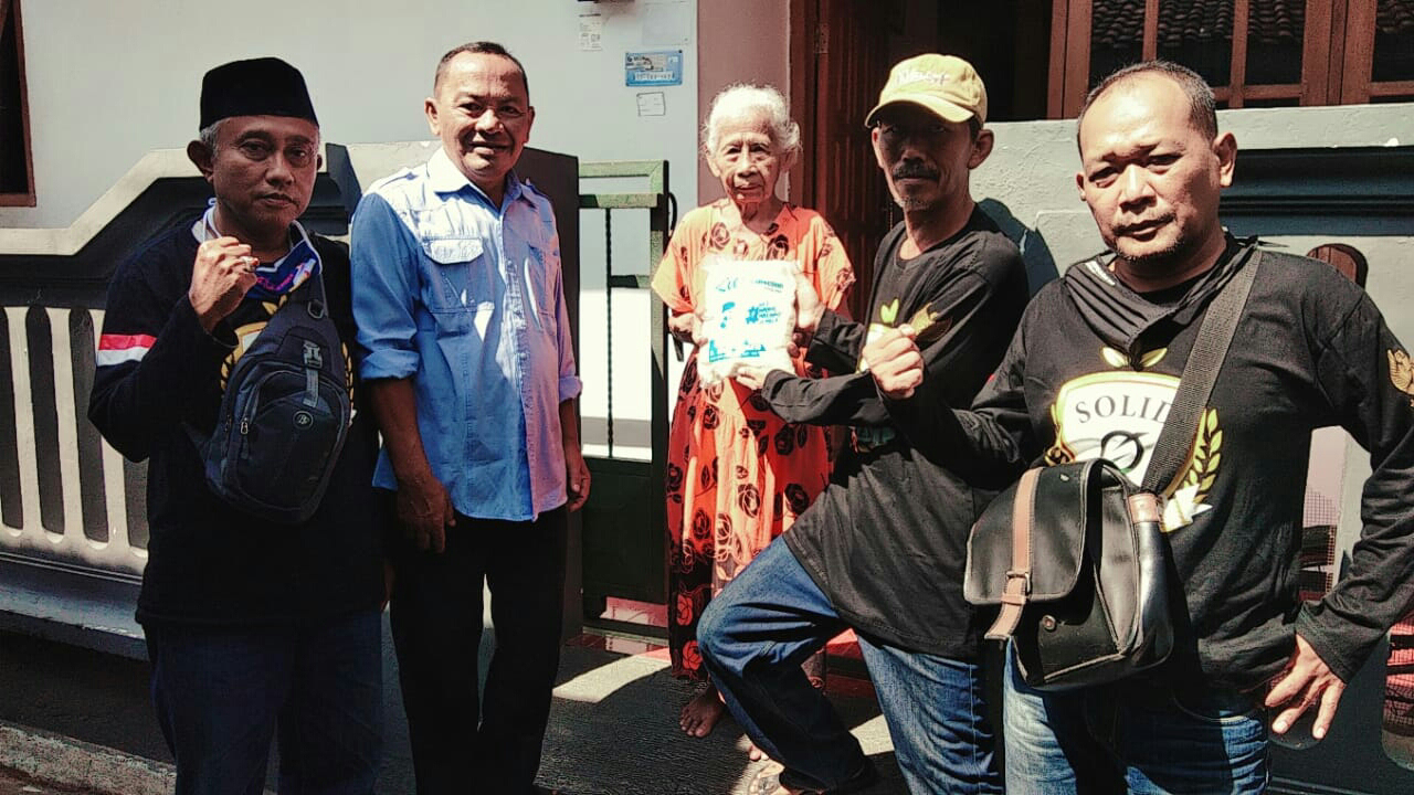 Tim Relawan H Hendy Siswanto, Solid Jember, Bagikan Paket Beras di Jalan Gatot Subroto Jember