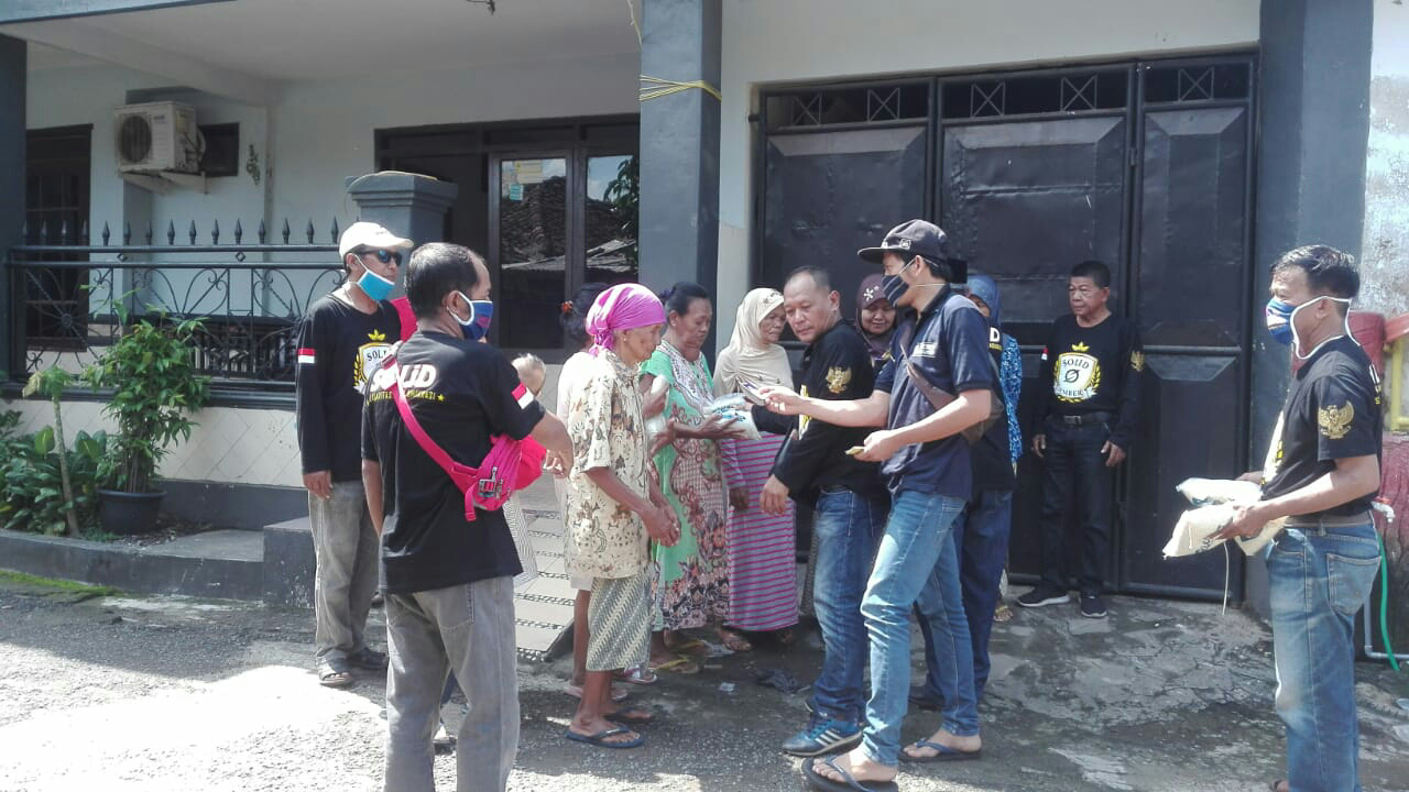 Tim Relawan H Hendy Siswanto, Solid Jember, Bagikan Paket Beras di Jalan Gatot Subroto Jember