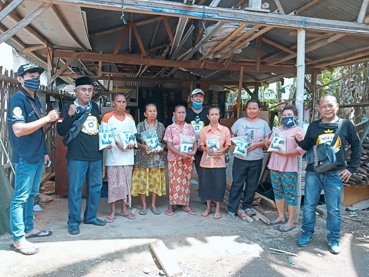 Tim Relawan H Hendy Siswanto, Solid Jember, Bagikan Paket Beras di Jalan Gatot Subroto Jember