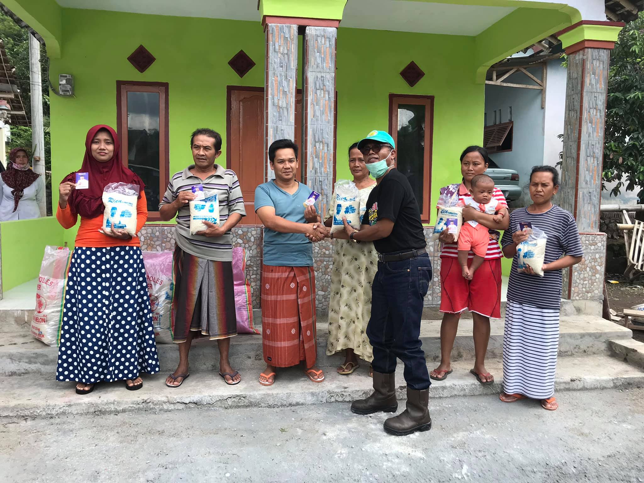 Naik Turun Bukit Bukan Halangan Bagi Tim HSC Lakukan Kegiatan Bagi-bagi Beras di Ledokombo Jember
