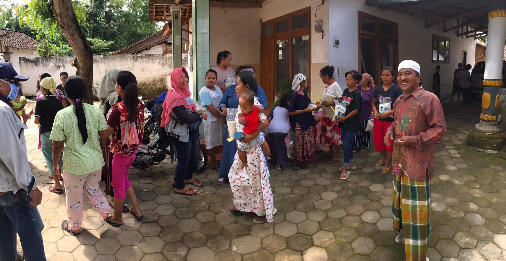 Naik Turun Bukit Bukan Halangan Bagi Tim HSC Lakukan Kegiatan Bagi-bagi Beras di Ledokombo Jember