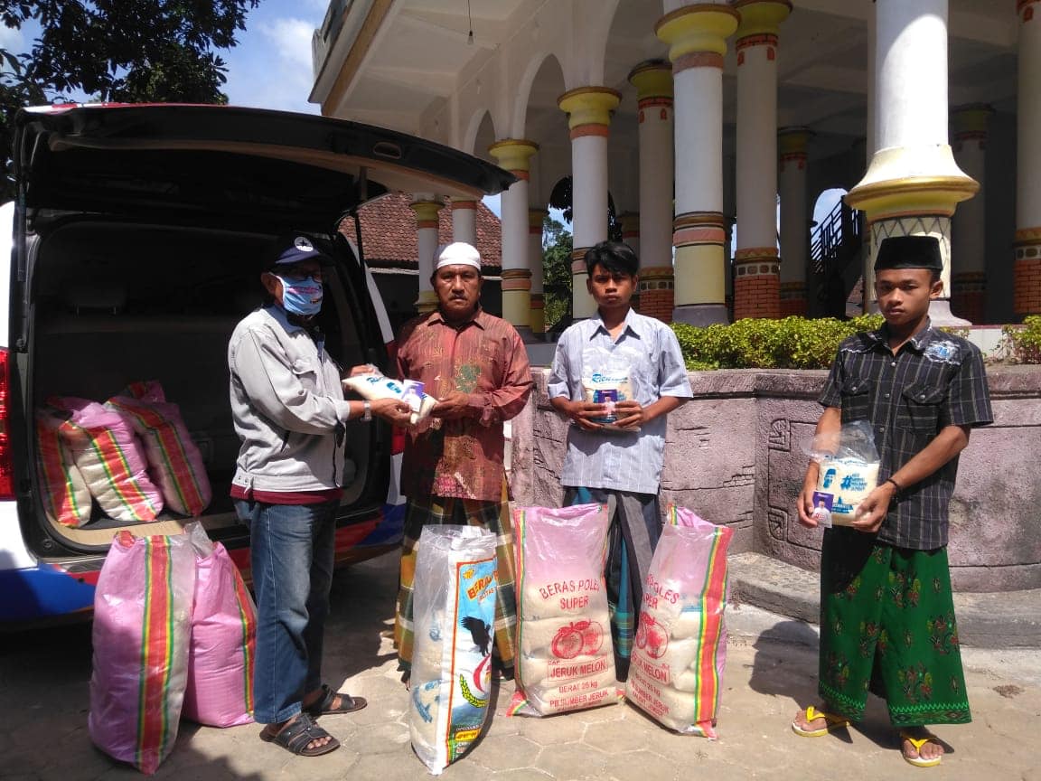 Naik Turun Bukit Bukan Halangan Bagi Tim HSC Lakukan Kegiatan Bagi-bagi Beras di Ledokombo Jember