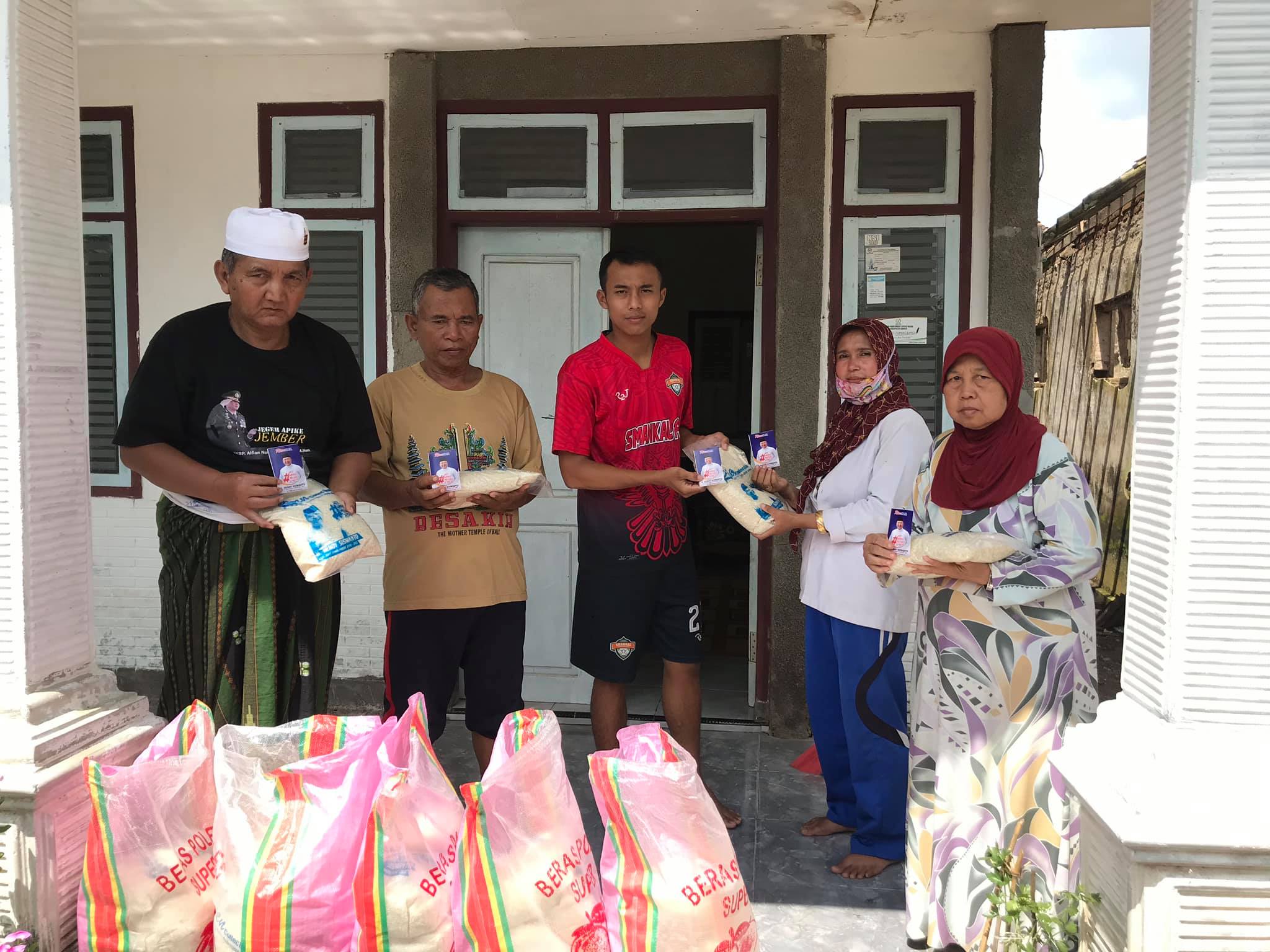 Naik Turun Bukit Bukan Halangan Bagi Tim HSC Lakukan Kegiatan Bagi-bagi Beras di Ledokombo Jember
