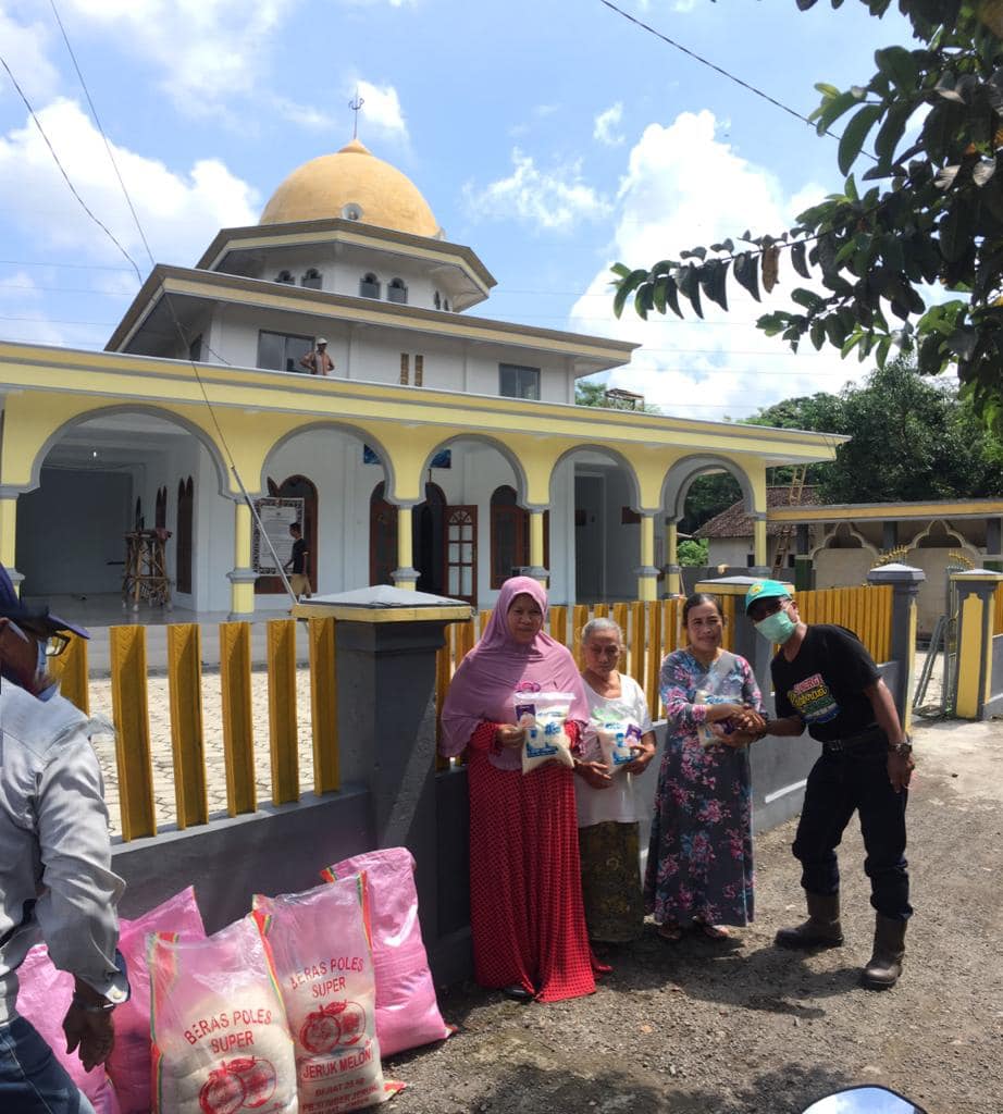 Naik Turun Bukit Bukan Halangan Bagi Tim HSC Lakukan Kegiatan Bagi-bagi Beras di Ledokombo Jember