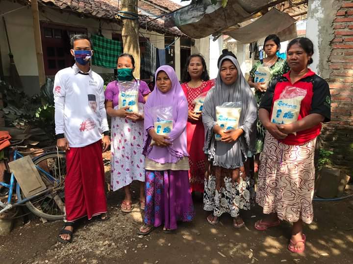 Tim HSC Bagi-bagi Paket Beras di Kranjingan Jember