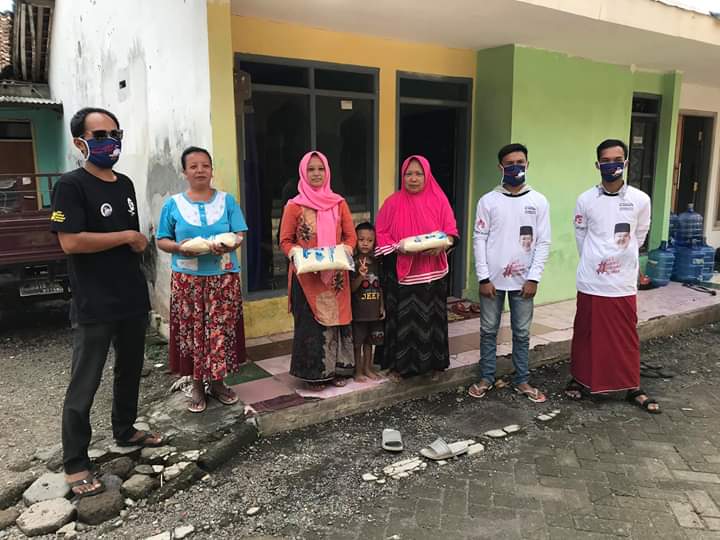 Tim HSC Bagi-bagi Paket Beras di Kranjingan Jember