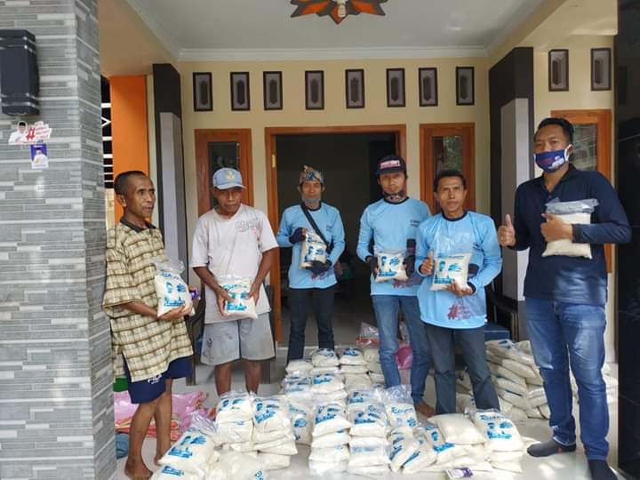 Tim HSC Bagi-bagi Paket Beras di Kranjingan Jember