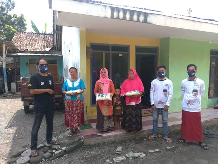 Tim HSC Bagi-bagi Paket Beras di Kranjingan Jember