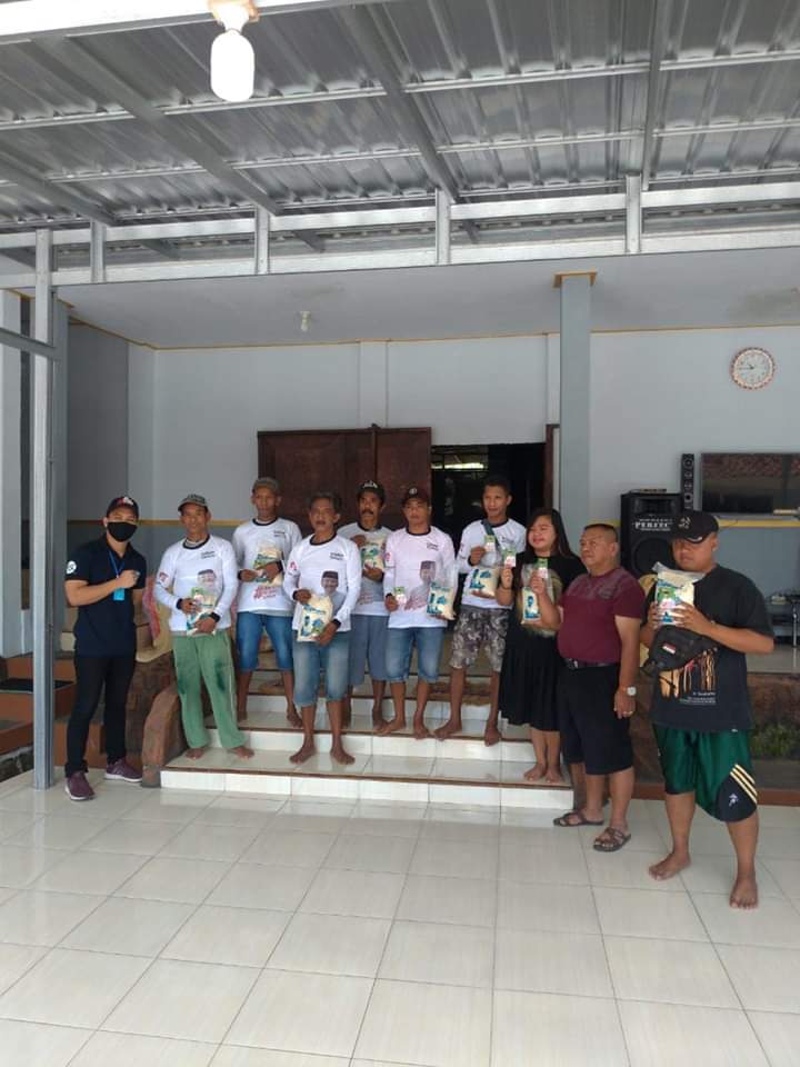 Tim HSC Bagi-bagi Paket Beras di Kranjingan Jember