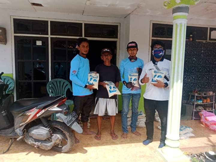 Tim HSC Bagi-bagi Paket Beras di Kranjingan Jember