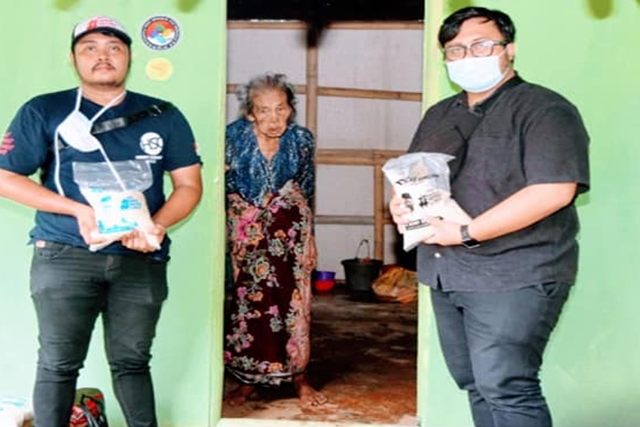 Tim Hendy Siswanto Center Beri Bantuan ke Nenek Mulbuaman Usia 70 Tahun yang Hidup Sebatang Kara