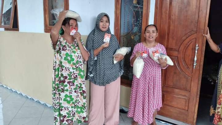 Warga Desa Jatiroto Jember Menerima Paket Beras dari H Hendy Siswanto
