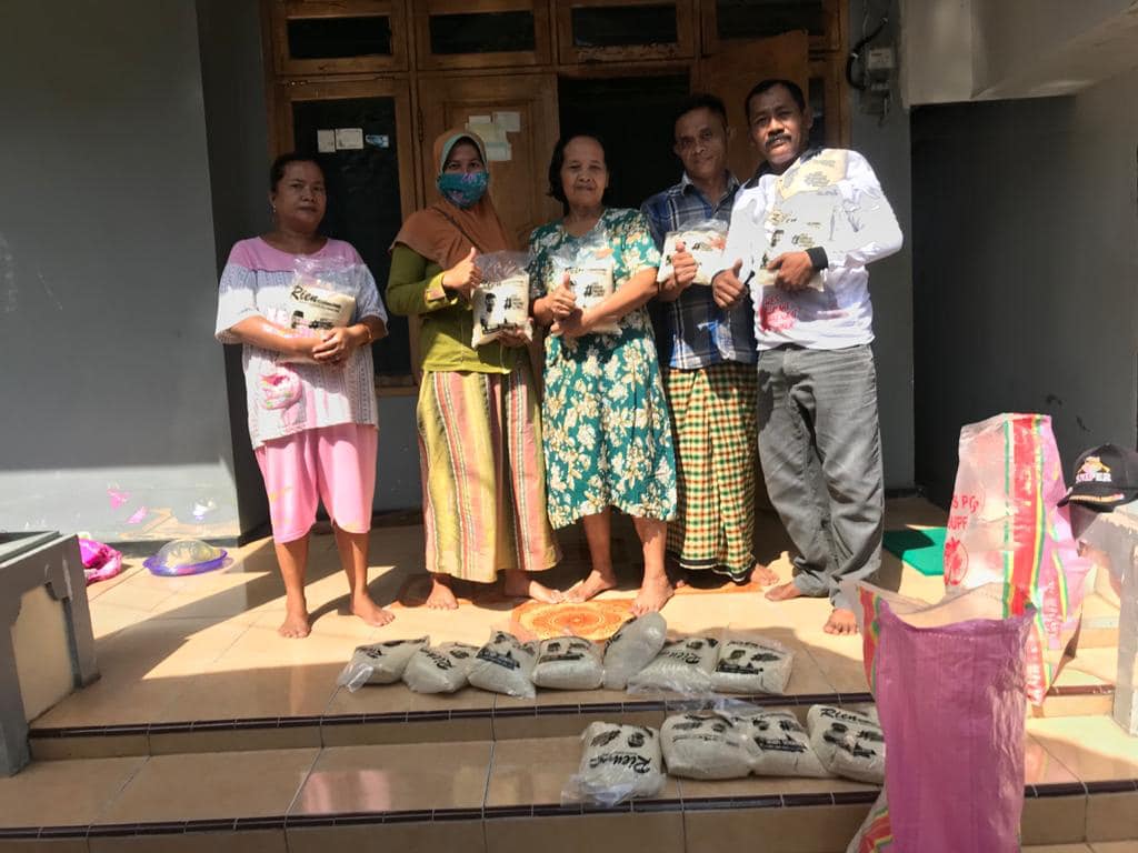 Tim Hendy Siswanto Center Berbagi Paket Sembako di Rambigundam dan Mayang 