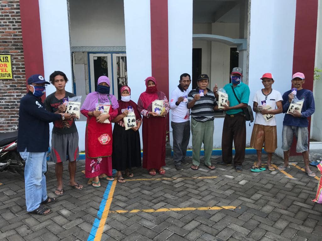 Tim Hendy Siswanto Center Berbagi Paket Sembako di Rambigundam dan Mayang 