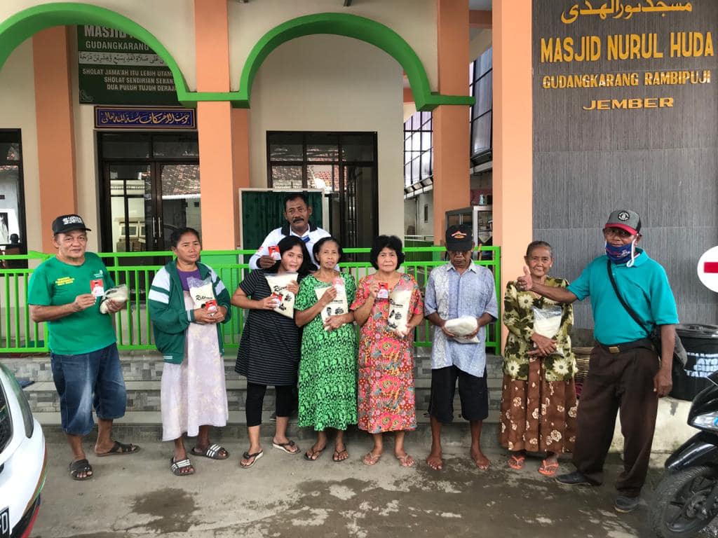 Tim Hendy Siswanto Center Berbagi Paket Sembako di Rambigundam dan Mayang 
