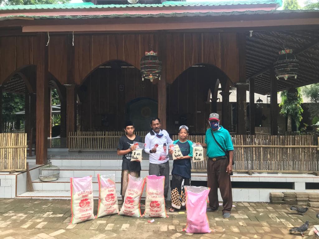 Tim Hendy Siswanto Center Berbagi Paket Sembako di Rambigundam dan Mayang 