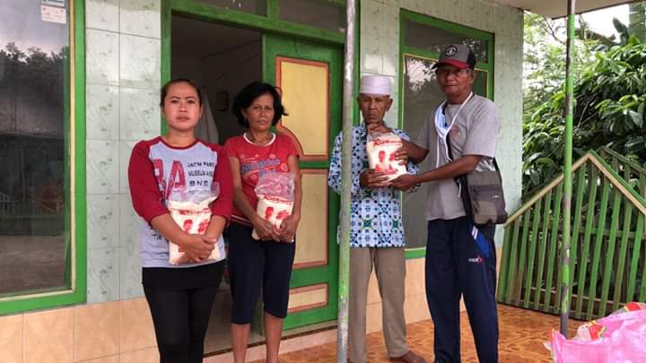 Tim Hendy Siswanto Center Lakukan Kegiatan Berbagi di Wilayah Silo dan Puger