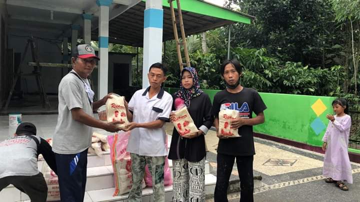 Tim Hendy Siswanto Center Lakukan Kegiatan Berbagi di Wilayah Silo dan Puger
