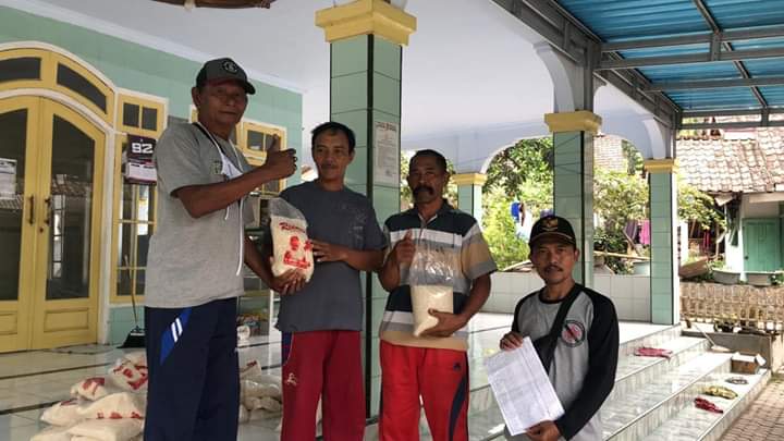 Tim Hendy Siswanto Center Lakukan Kegiatan Berbagi di Wilayah Silo dan Puger