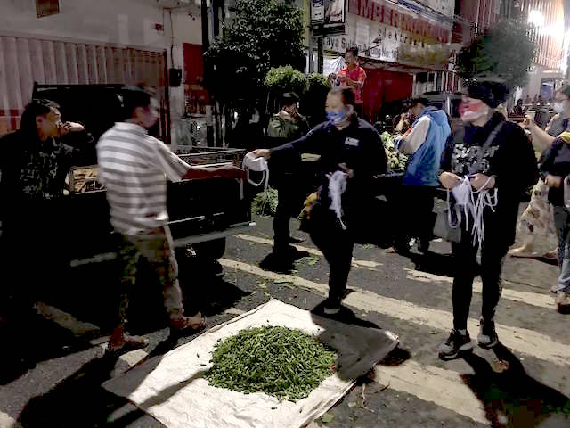 Inisiatif Bacabup H Hendy Siswanto Bagikan Masker bagi Para Pedagang