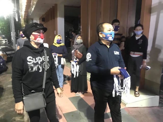 Inisiatif Bacabup H Hendy Siswanto Bagikan Masker bagi Para Pedagang