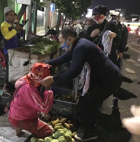 Inisiatif Bacabup H Hendy Siswanto Bagikan Masker bagi Para Pedagang