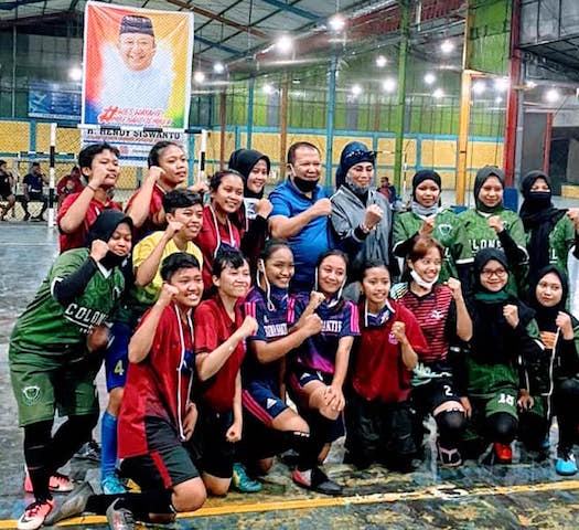 Bacabup Hendy Siswanto Bermain Futsal dengan Milenial Jember