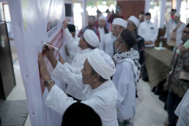 Pembekalan Aswaja dan Penyerahan Mandat Aspirasi Kyai se-Jember kepada Haji Hendy dan Gus Firjaun